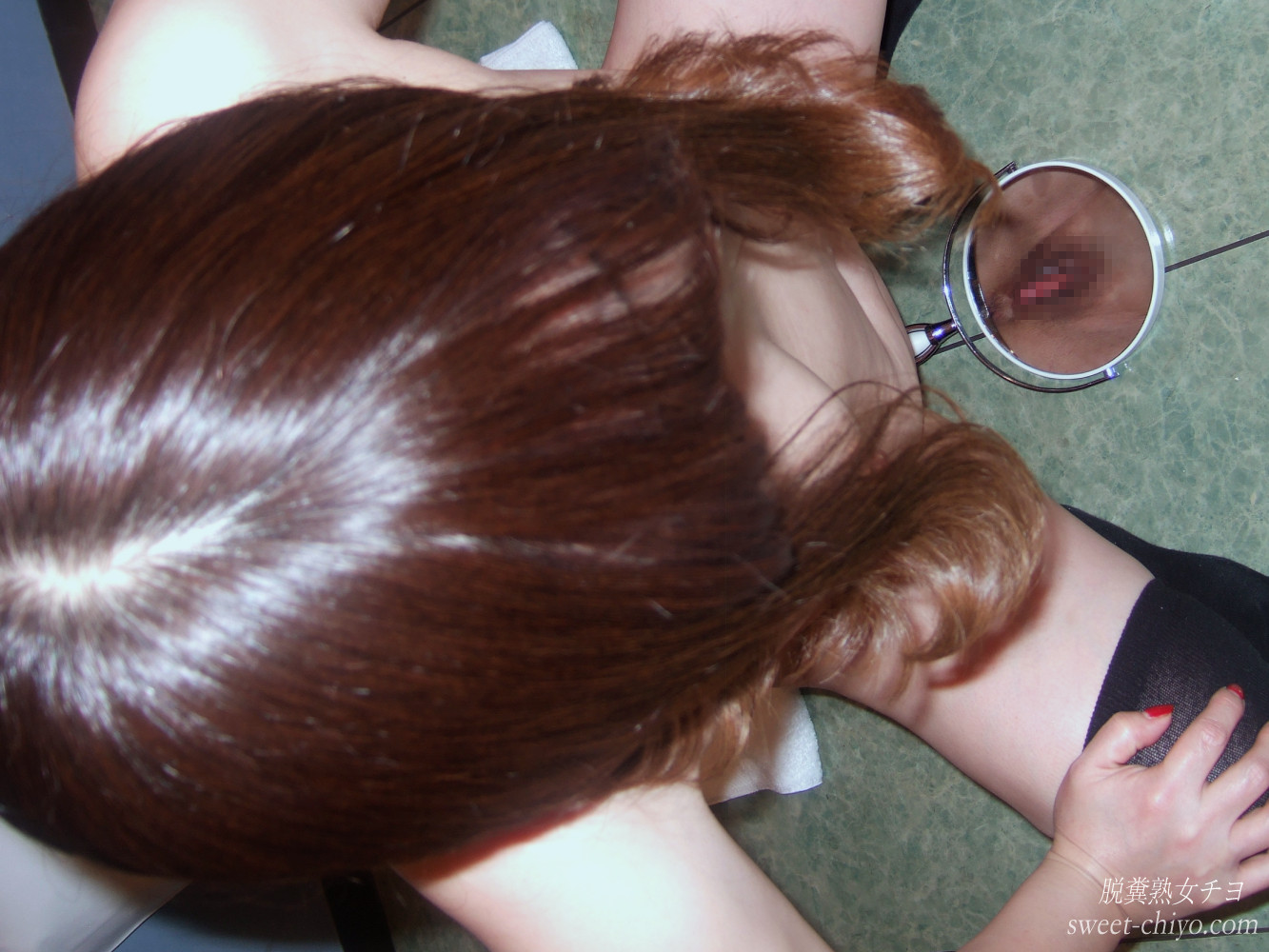 オマンコを鏡に写して観察